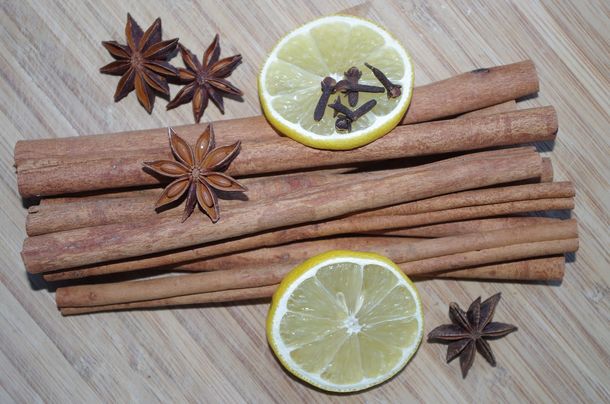 El ritual con clavos de olor y limón se utiliza para mejorar el presente económico. El ritual con clavos de olor y limón se utiliza para mejorar el presente económico.