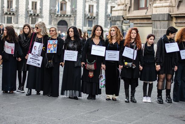 La Piazza Duomo siciliana se colmó de mujeres