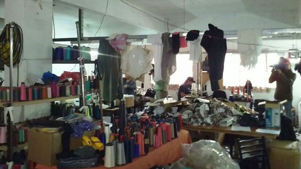 FOTOS: Así era por dentro el taller clandestino allanado en Flores