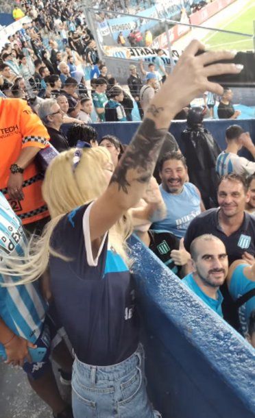 El show de La Joaqui en la cancha de Racing: se subió al paravalancha con la barra