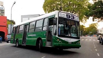 un colectivo perdio una rueda en villa ortuzar y estuvo horas atravesado en una avenida un colectivo perdio una rueda en villa ortuzar y estuvo horas atravesado en una avenida