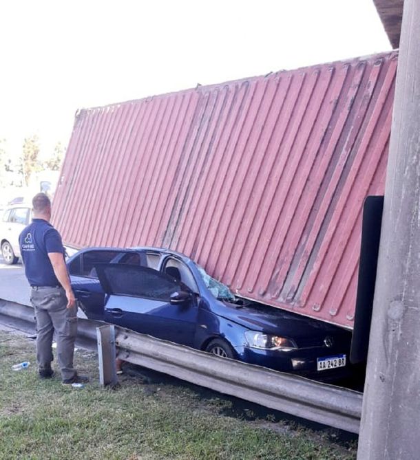 Accidente: un container aplastó a un auto
