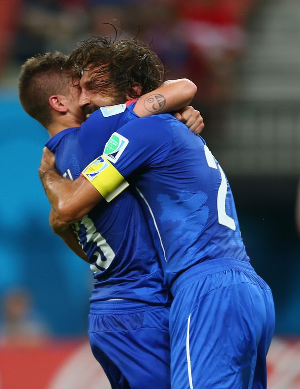 Italia venció 2-1 a Inglaterra en el duelo de campeones mundiales