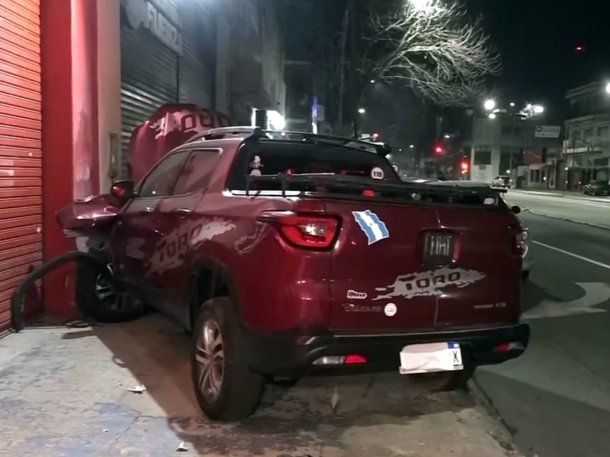 La camioneta impactó contra un local en Villa Crespo. La camioneta impactó contra un local en Villa Crespo.
