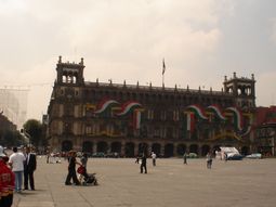 En 1945, se crea el gobierno del Distrito Federal. En 1945, se crea el gobierno del Distrito Federal.