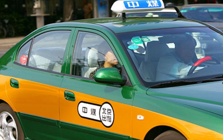 Se subió a un taxi con su amante y se encontró con que el chofer era su esposo