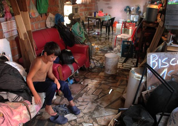 Cuatro muertos y miles de evacuados por el temporal en el Litoral