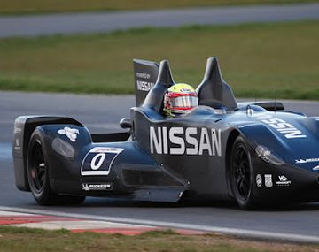 Un español es furor en Estados Unidos por conducir el Batimóvil