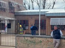 A cuchillazos en Neuquén: dos chicas de 15 años se pelearon afuera de la escuela y una terminó en el hospital