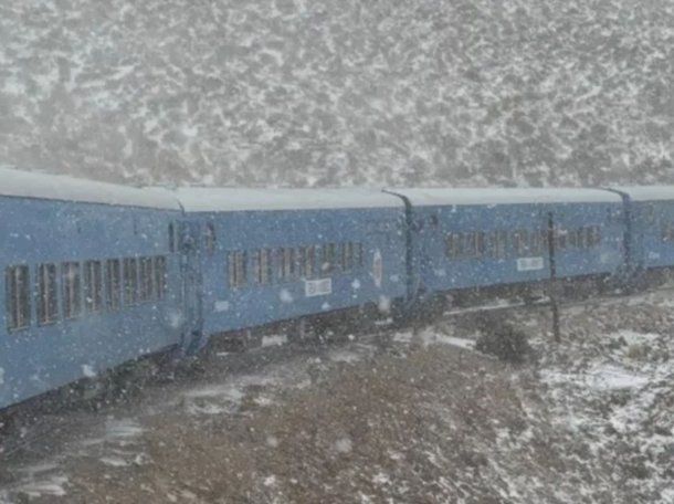 Postal inolvidable: el Tren a las Nubes volvió a cruzar la nieve tras más de una década