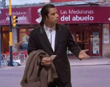 Travolta comió facturas en Castelar y llegaron los memes 