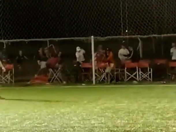 VIDEO: Batalla campal en un partido de futbol mixto en Berazategui