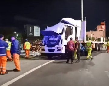 Vuelco en General Paz y Panamericana: un camión desparramó su carga