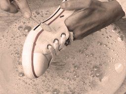 Elizabeth lava zapatillas por $100 para alimentar a su hijito: Quiero una vida mejor para mi nene