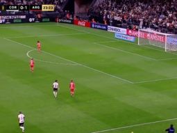 Inédita jugada en Argentinos-Corinthians: hizo jueguitos y fue amonestado
