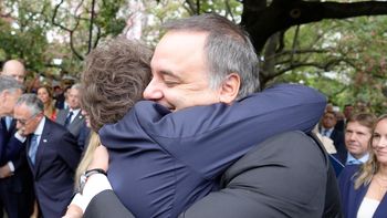 el fuerte abrazo de milei a adorni en el acto por el dia de las malvinas el fuerte abrazo de milei a adorni en el acto por el dia de las malvinas