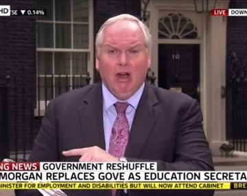 VIDEO: Un periodista se traga una mosca cuando daba un informe en un móvil en vivo