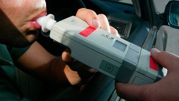 un taxista borracho manejo arriba de la vereda y pasara 10 dias preso un taxista borracho manejo arriba de la vereda y pasara 10 dias preso