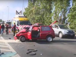 choque y vuelco en la autopista 9 de julio: un conductor quedo atrapado choque y vuelco en la autopista 9 de julio: un conductor quedo atrapado