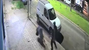 motochorros arrastraron a una joven y la golpearon para robarle en la plata motochorros arrastraron a una joven y la golpearon para robarle en la plata