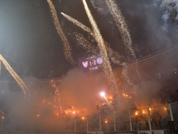 Sancionaron a Instituto y Belgrano por usar pirotecnia en las tribunas en el clásico