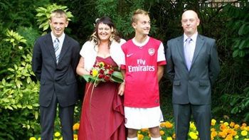 hasta al casamiento se llevan los colores: se caso vestido con la camiseta de su club hasta al casamiento se llevan los colores: se caso vestido con la camiseta de su club