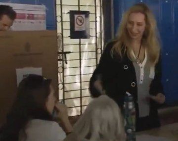 El momento exacto en que una fiscal de mesa le negó el saludo a Karina Milei