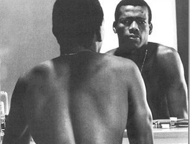 El Tino Asprilla, como un ángel negro se desnudó en revista colombiana