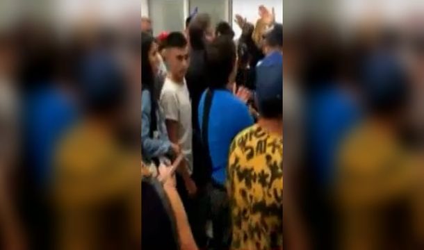 Los familiares de las chicas arremetieron contra los efectivos de seguridad del aeropuerto