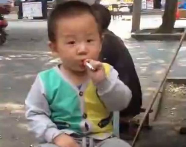 Video de un bebé que fuma causó gran polémica en la web