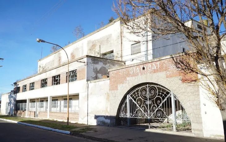 El pueblo con laguna que resucitó luego del cierre ferroviario y de fábricas.