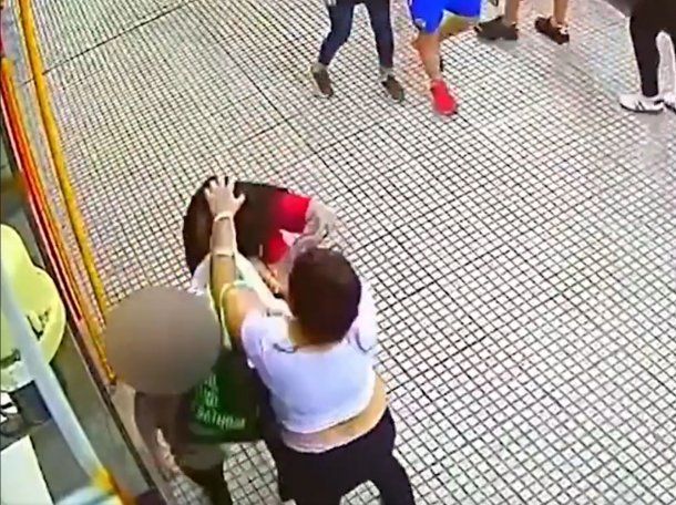 La agresora reaccionó con furia contra la joven empleada