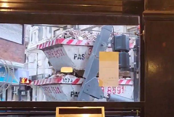 Así se llevaban los dos volquetes con piedras luego de la represión a militantes