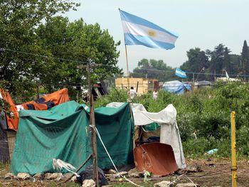 En medio de la tensión, un juez pide asegurar la paz social en el predio tomado