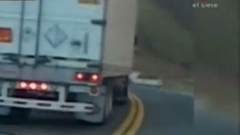 video: la increible e imprudente maniobra de un camion en la precordillera video: la increible e imprudente maniobra de un camion en la precordillera