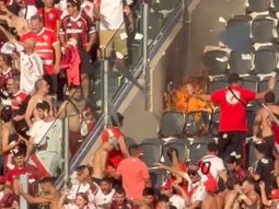 Fuego y susto en el Monumental durante el Superclásico por un incendio en una de las tribunas