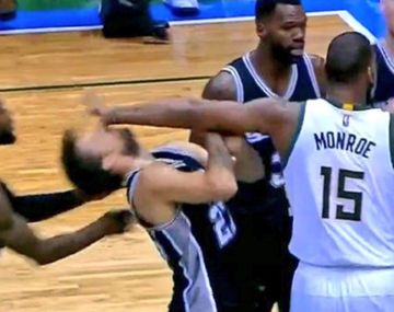 El momento del duro impacto de Monroe sobre el argentino