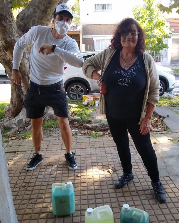Federico Crivelli entrega en persona art&iacute;culos de limpieza a personas que no pueden salir a la calle por la cuarentena del coronavirus