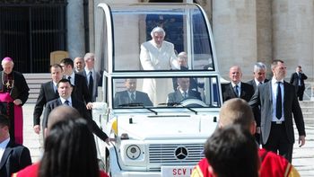 tras la renuncia de benedicto xvi, subastan el papamovil tras la renuncia de benedicto xvi, subastan el papamovil