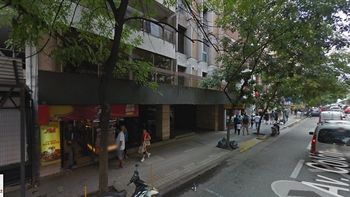 empujo a una psiquiatra desde un tercer piso y luego se escondio en un ascensor empujo a una psiquiatra desde un tercer piso y luego se escondio en un ascensor