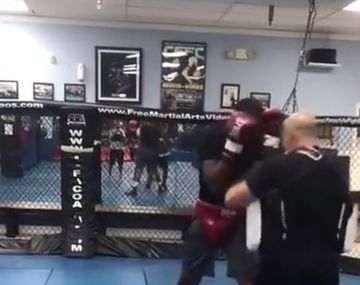 VIDEO: Un campeón mundial noqueó a su entrenador en plena práctica