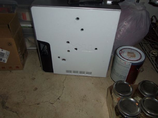 Le disparó ocho tiros a su computadora en un callejón y fue citado por la justicia