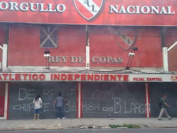 Pintadas en la sede porteña de Independiente