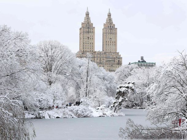 Nueva York entró en estado de alerta y se prepara para la tormenta de nieve más grande de su historia