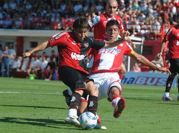 Newells goleó a Unión y es el único puntero del torneo