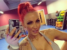 Ex conejita de Playboy deja todo en el gimnasio