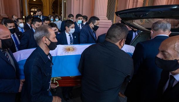 Vuela el barrilete cósmico: Maradona descansa con Doña Tota y Don Diego