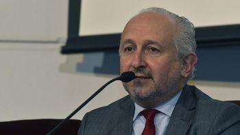 El ministro de Educación Da Silveira confirmó que no habrá aumento salarial para los docentes uruguayos en la Rendición de Cuentas.