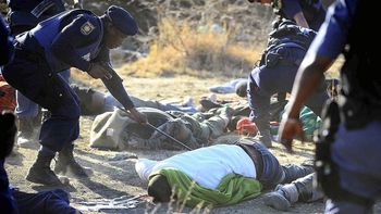 sudafrica: matanza de policias a mineros armados con palos sudafrica: matanza de policias a mineros armados con palos
