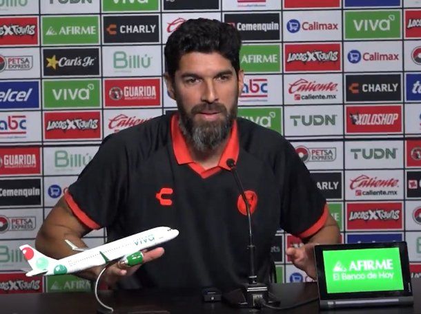 El desopilante cruce del Loco Abreu con un periodista mexicano: Tierra y barrio, hermano